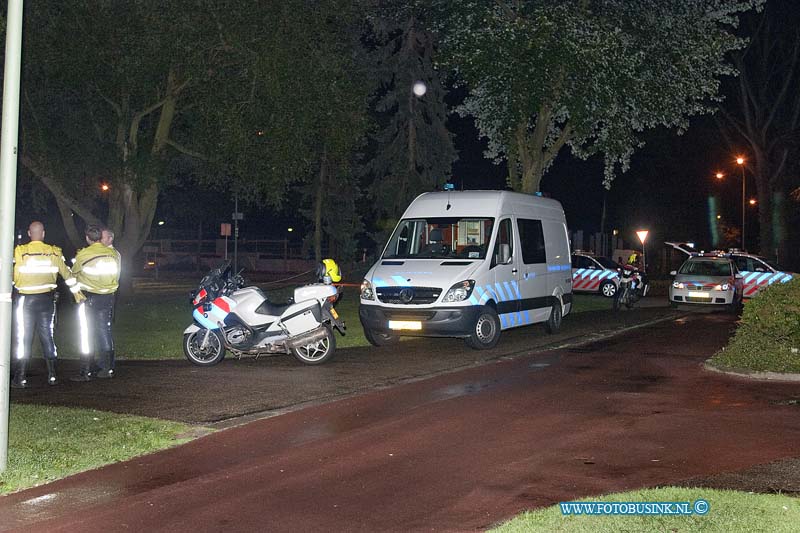 11053001.jpg - FOTOOPDRACHT:Dordrecht:30-05-2011:Na ruzie schietpartij Weizigtpark. Er zijn 3 daders opgepakt de politie heeft een groot sporen onderzoek in gesteld.Deze digitale foto blijft eigendom van FOTOPERSBURO BUSINK. Wij hanteren de voorwaarden van het N.V.F. en N.V.J. Gebruik van deze foto impliceert dat u bekend bent  en akkoord gaat met deze voorwaarden bij publicatie.EB/ETIENNE BUSINK