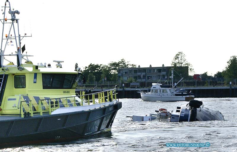 11060301.jpg - FOTOOPDRACHT:Dordrecht:03-06-2011:De sleepboot Avant 5 van Muller Dordrecht is vrijdag aan het begin van de avond omgeslagen op de Oude Maas voor de stad Dordrecht. De vier opvarenden werden door de waterbus opgepikt en zijn voor controle naar het ziekenhuis gebracht.Deze digitale foto blijft eigendom van FOTOPERSBURO BUSINK. Wij hanteren de voorwaarden van het N.V.F. en N.V.J. Gebruik van deze foto impliceert dat u bekend bent  en akkoord gaat met deze voorwaarden bij publicatie.EB/ETIENNE BUSINK