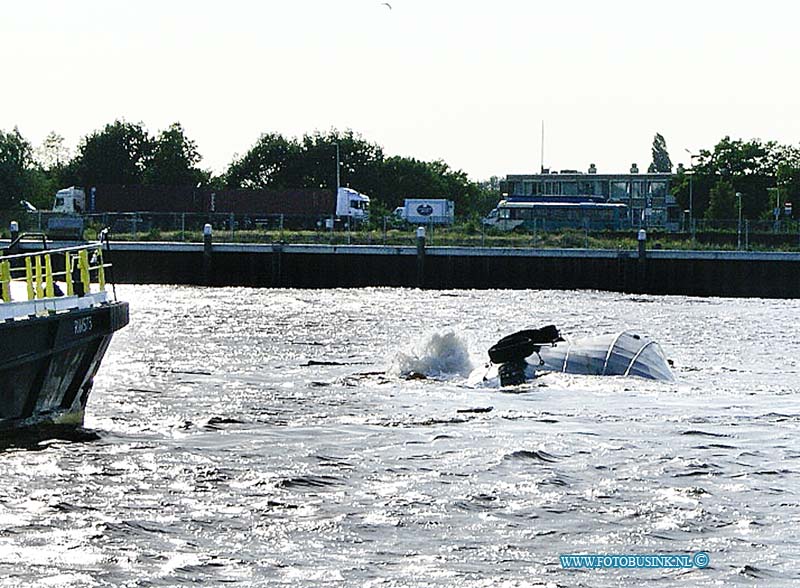 11060302.jpg - FOTOOPDRACHT:Dordrecht:03-06-2011:De sleepboot Avant 5 van Muller Dordrecht is vrijdag aan het begin van de avond omgeslagen op de Oude Maas voor de stad Dordrecht. De vier opvarenden werden door de waterbus opgepikt en zijn voor controle naar het ziekenhuis gebracht.Deze digitale foto blijft eigendom van FOTOPERSBURO BUSINK. Wij hanteren de voorwaarden van het N.V.F. en N.V.J. Gebruik van deze foto impliceert dat u bekend bent  en akkoord gaat met deze voorwaarden bij publicatie.EB/ETIENNE BUSINK