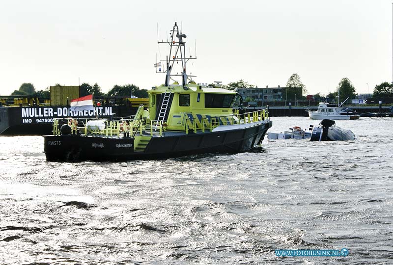 11060304.jpg - FOTOOPDRACHT:Dordrecht:03-06-2011:De sleepboot Avant 5 van Muller Dordrecht is vrijdag aan het begin van de avond omgeslagen op de Oude Maas voor de stad Dordrecht. De vier opvarenden werden door de waterbus opgepikt en zijn voor controle naar het ziekenhuis gebracht.Deze digitale foto blijft eigendom van FOTOPERSBURO BUSINK. Wij hanteren de voorwaarden van het N.V.F. en N.V.J. Gebruik van deze foto impliceert dat u bekend bent  en akkoord gaat met deze voorwaarden bij publicatie.EB/ETIENNE BUSINK