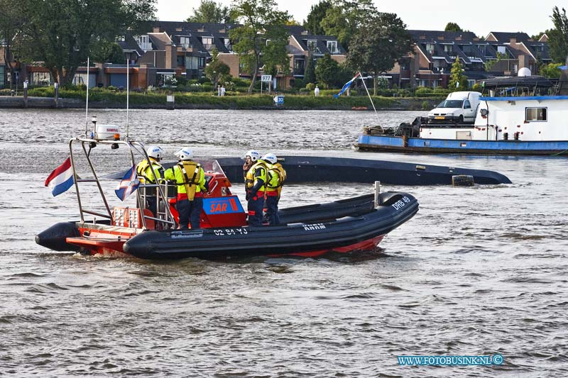 11060305.jpg - FOTOOPDRACHT:Dordrecht:03-06-2011:De sleepboot Avant 5 van Muller Dordrecht is vrijdag aan het begin van de avond omgeslagen op de Oude Maas voor de stad Dordrecht. De vier opvarenden werden door de waterbus opgepikt en zijn voor controle naar het ziekenhuis gebracht.Deze digitale foto blijft eigendom van FOTOPERSBURO BUSINK. Wij hanteren de voorwaarden van het N.V.F. en N.V.J. Gebruik van deze foto impliceert dat u bekend bent  en akkoord gaat met deze voorwaarden bij publicatie.EB/ETIENNE BUSINK