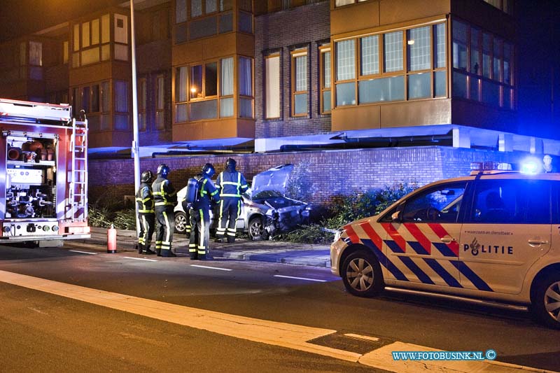 11061101.jpg - FOTOOPDRACHT:Dordrecht:11-06-2011:Een auto heeft op Vrijdag op Zaterdag nacht een flatgebouw geramt op de Groenekruislaan te Dubbeldam Dordrecht. Er raakt 2 personen gewond bij deze eenzijdige aanrijding. De brandweer kwam ter plaatse omdat de auto flink rookte en bestuurders geholpen moeten worden uit hun auto te komen. De toedracht is nog onbekend van de aanrijidng, de schade aan het flat gebouw viel mee, de auto raakt totaallos.Deze digitale foto blijft eigendom van FOTOPERSBURO BUSINK. Wij hanteren de voorwaarden van het N.V.F. en N.V.J. Gebruik van deze foto impliceert dat u bekend bent  en akkoord gaat met deze voorwaarden bij publicatie.EB/ETIENNE BUSINK