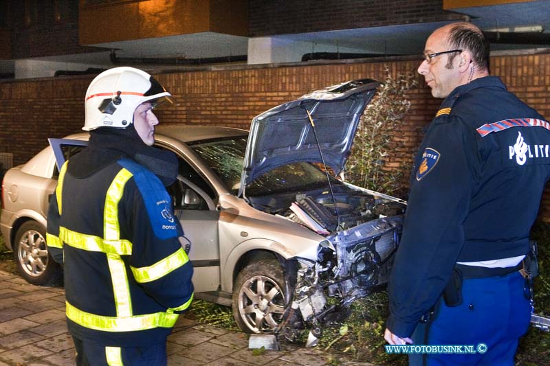 11061102.jpg - FOTOOPDRACHT:Dordrecht:11-06-2011:Een auto heeft op Vrijdag op Zaterdag nacht een flatgebouw geramt op de Groenekruislaan te Dubbeldam Dordrecht. Er raakt 2 personen gewond bij deze eenzijdige aanrijding. De brandweer kwam ter plaatse omdat de auto flink rookte en bestuurders geholpen moeten worden uit hun auto te komen. De toedracht is nog onbekend van de aanrijidng, de schade aan het flat gebouw viel mee, de auto raakt totaallos.Deze digitale foto blijft eigendom van FOTOPERSBURO BUSINK. Wij hanteren de voorwaarden van het N.V.F. en N.V.J. Gebruik van deze foto impliceert dat u bekend bent  en akkoord gaat met deze voorwaarden bij publicatie.EB/ETIENNE BUSINK