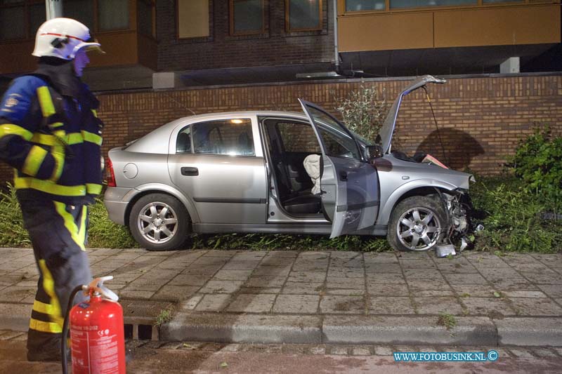 11061103.jpg - FOTOOPDRACHT:Dordrecht:11-06-2011:Een auto heeft op Vrijdag op Zaterdag nacht een flatgebouw geramt op de Groenekruislaan te Dubbeldam Dordrecht. Er raakt 2 personen gewond bij deze eenzijdige aanrijding. De brandweer kwam ter plaatse omdat de auto flink rookte en bestuurders geholpen moeten worden uit hun auto te komen. De toedracht is nog onbekend van de aanrijidng, de schade aan het flat gebouw viel mee, de auto raakt totaallos.Deze digitale foto blijft eigendom van FOTOPERSBURO BUSINK. Wij hanteren de voorwaarden van het N.V.F. en N.V.J. Gebruik van deze foto impliceert dat u bekend bent  en akkoord gaat met deze voorwaarden bij publicatie.EB/ETIENNE BUSINK