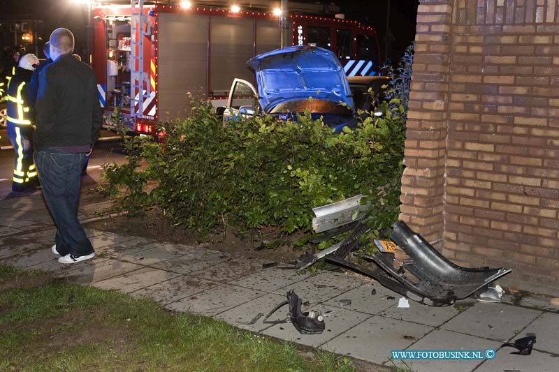 11061104.jpg - FOTOOPDRACHT:Dordrecht:11-06-2011:Een auto heeft op Vrijdag op Zaterdag nacht een flatgebouw geramt op de Groenekruislaan te Dubbeldam Dordrecht. Er raakt 2 personen gewond bij deze eenzijdige aanrijding. De brandweer kwam ter plaatse omdat de auto flink rookte en bestuurders geholpen moeten worden uit hun auto te komen. De toedracht is nog onbekend van de aanrijidng, de schade aan het flat gebouw viel mee, de auto raakt totaallos.Deze digitale foto blijft eigendom van FOTOPERSBURO BUSINK. Wij hanteren de voorwaarden van het N.V.F. en N.V.J. Gebruik van deze foto impliceert dat u bekend bent  en akkoord gaat met deze voorwaarden bij publicatie.EB/ETIENNE BUSINK