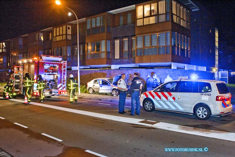 11061105.jpg - FOTOOPDRACHT:Dordrecht:11-06-2011:Een auto heeft op Vrijdag op Zaterdag nacht een flatgebouw geramt op de Groenekruislaan te Dubbeldam Dordrecht. Er raakt 2 personen gewond bij deze eenzijdige aanrijding. De brandweer kwam ter plaatse omdat de auto flink rookte en bestuurders geholpen moeten worden uit hun auto te komen. De toedracht is nog onbekend van de aanrijidng, de schade aan het flat gebouw viel mee, de auto raakt totaallos.Deze digitale foto blijft eigendom van FOTOPERSBURO BUSINK. Wij hanteren de voorwaarden van het N.V.F. en N.V.J. Gebruik van deze foto impliceert dat u bekend bent  en akkoord gaat met deze voorwaarden bij publicatie.EB/ETIENNE BUSINK