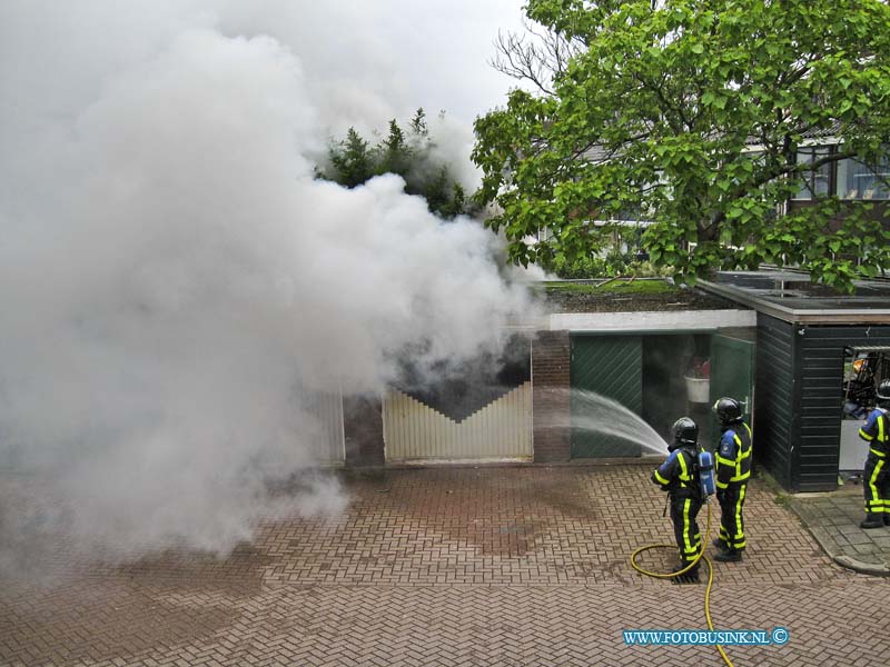 11061701.jpg - FOTOOPDRACHT:Zwijndrecht:17-06-2011:Bij een Explosie in garagebox aan de witte de witstraat Zwijndrecht, is een de garage box compleet uitgebrand. De oorzaak is niet bekend, maar de brand gaf wel veel rook overlast in omliggende huizen.Deze digitale foto blijft eigendom van FOTOPERSBURO BUSINK. Wij hanteren de voorwaarden van het N.V.F. en N.V.J. Gebruik van deze foto impliceert dat u bekend bent  en akkoord gaat met deze voorwaarden bij publicatie.EB/ETIENNE BUSINK