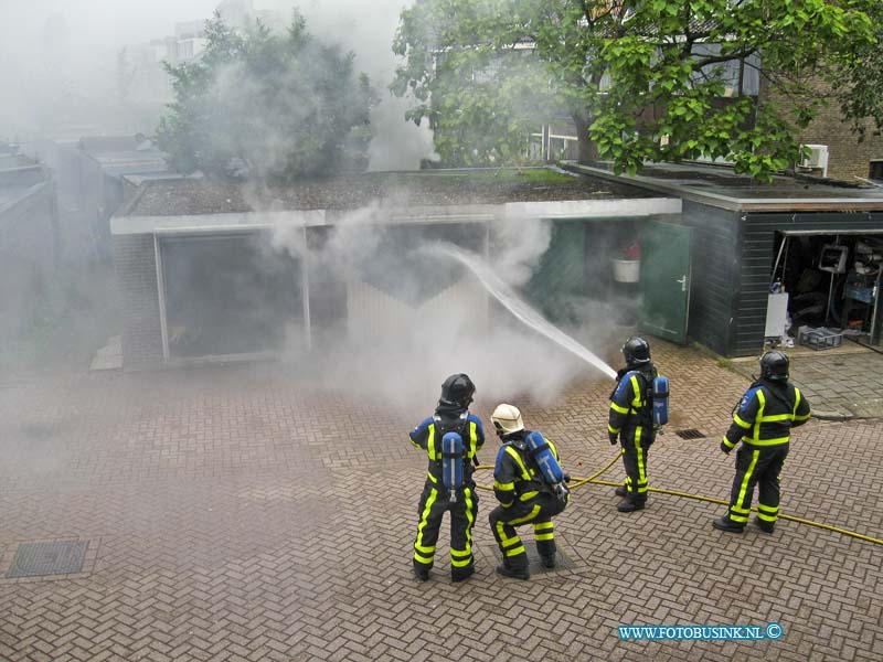 11061702.jpg - FOTOOPDRACHT:Zwijndrecht:17-06-2011:Bij een Explosie in garagebox aan de witte de witstraat Zwijndrecht, is een de garage box compleet uitgebrand. De oorzaak is niet bekend, maar de brand gaf wel veel rook overlast in omliggende huizen.Deze digitale foto blijft eigendom van FOTOPERSBURO BUSINK. Wij hanteren de voorwaarden van het N.V.F. en N.V.J. Gebruik van deze foto impliceert dat u bekend bent  en akkoord gaat met deze voorwaarden bij publicatie.EB/ETIENNE BUSINK