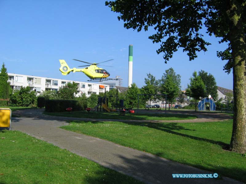 110626004.jpg - FOTOOPDRACHT:Zwijndrecht:26-06-2011:Ambulance en politie met spoed ingezet bij de Kapiteit Luidingaflat in Zwijndrecht. Het betrof een onwelwording in een woning. Voor medische assistentie werd het Mobiel Medisch Team van de traumahelikopter ingezet. Omdat de persoon horizontaal vervoerd moest worden, werd de hulp van de brandweer ingeroepen. De brandweer werd ingezet met de AL459, die met spoed ter plaatse kwam. Met behulp van de autoladder is de patient afgehesen en daarna met de ambulance naar het ziekenhuis vervoerdDeze digitale foto blijft eigendom van FOTOPERSBURO BUSINK. Wij hanteren de voorwaarden van het N.V.F. en N.V.J. Gebruik van deze foto impliceert dat u bekend bent  en akkoord gaat met deze voorwaarden bij publicatie.EB/ETIENNE BUSINK