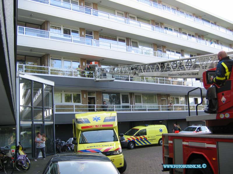 110626010.jpg - FOTOOPDRACHT:Zwijndrecht:26-06-2011:Ambulance en politie met spoed ingezet bij de Kapiteit Luidingaflat in Zwijndrecht. Het betrof een onwelwording in een woning. Voor medische assistentie werd het Mobiel Medisch Team van de traumahelikopter ingezet. Omdat de persoon horizontaal vervoerd moest worden, werd de hulp van de brandweer ingeroepen. De brandweer werd ingezet met de AL459, die met spoed ter plaatse kwam. Met behulp van de autoladder is de patient afgehesen en daarna met de ambulance naar het ziekenhuis vervoerdDeze digitale foto blijft eigendom van FOTOPERSBURO BUSINK. Wij hanteren de voorwaarden van het N.V.F. en N.V.J. Gebruik van deze foto impliceert dat u bekend bent  en akkoord gaat met deze voorwaarden bij publicatie.EB/ETIENNE BUSINK