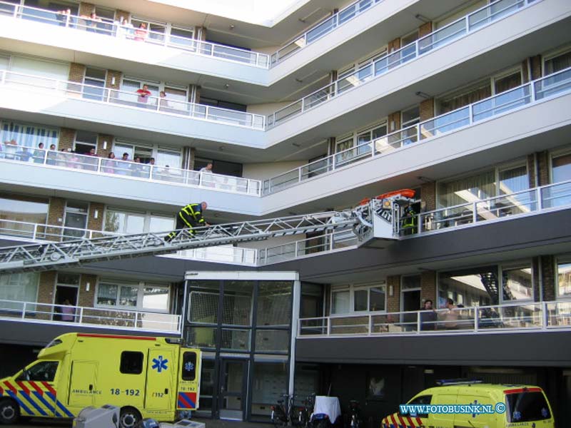 110626017.jpg - FOTOOPDRACHT:Zwijndrecht:26-06-2011:Ambulance en politie met spoed ingezet bij de Kapiteit Luidingaflat in Zwijndrecht. Het betrof een onwelwording in een woning. Voor medische assistentie werd het Mobiel Medisch Team van de traumahelikopter ingezet. Omdat de persoon horizontaal vervoerd moest worden, werd de hulp van de brandweer ingeroepen. De brandweer werd ingezet met de AL459, die met spoed ter plaatse kwam. Met behulp van de autoladder is de patient afgehesen en daarna met de ambulance naar het ziekenhuis vervoerdDeze digitale foto blijft eigendom van FOTOPERSBURO BUSINK. Wij hanteren de voorwaarden van het N.V.F. en N.V.J. Gebruik van deze foto impliceert dat u bekend bent  en akkoord gaat met deze voorwaarden bij publicatie.EB/ETIENNE BUSINK