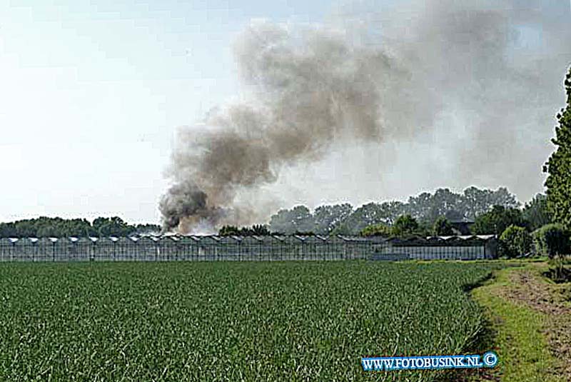 11062701.jpg - FOTOOPDRACHT:Heineoord:27-06-2011:Brand in kassencomplex - geen gewondenHEINENOORD - Bij een tuinbouwbedrijf aan het Oosteinde heeft op maandagmiddag- en avond 27 juni een grote brand gewoed. Er vielen geen gewonden. Om 17.45 uur werd de brand doorgegeven aan de meldkamer waarna er direct met groot materieel werd uitgerukt. Diverse omliggende wegen werden afgezet om de hulpdiensten de ruimte te geven en publiek op afstand te houden. Vermoedelijk ontstond de brand toen gebruik werd gemaakt van een slijptol waarvan vonken afkwamen. De loods met een aantal landbouwvoertuigen is verloren gegaan, de rest van het kassencomplex bleef gespaard. Om 18.20 uur kon het sein brandmeester worden gegeven. Deze digitale foto blijft eigendom van FOTOPERSBURO BUSINK. Wij hanteren de voorwaarden van het N.V.F. en N.V.J. Gebruik van deze foto impliceert dat u bekend bent  en akkoord gaat met deze voorwaarden bij publicatie.EB/ETIENNE BUSINK