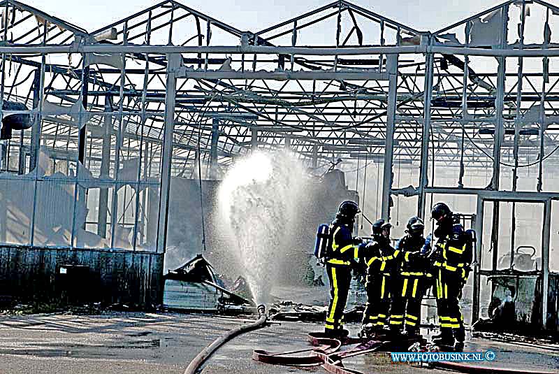 11062702.jpg - FOTOOPDRACHT:Heineoord:27-06-2011:Brand in kassencomplex - geen gewondenHEINENOORD - Bij een tuinbouwbedrijf aan het Oosteinde heeft op maandagmiddag- en avond 27 juni een grote brand gewoed. Er vielen geen gewonden. Om 17.45 uur werd de brand doorgegeven aan de meldkamer waarna er direct met groot materieel werd uitgerukt. Diverse omliggende wegen werden afgezet om de hulpdiensten de ruimte te geven en publiek op afstand te houden. Vermoedelijk ontstond de brand toen gebruik werd gemaakt van een slijptol waarvan vonken afkwamen. De loods met een aantal landbouwvoertuigen is verloren gegaan, de rest van het kassencomplex bleef gespaard. Om 18.20 uur kon het sein brandmeester worden gegeven. Deze digitale foto blijft eigendom van FOTOPERSBURO BUSINK. Wij hanteren de voorwaarden van het N.V.F. en N.V.J. Gebruik van deze foto impliceert dat u bekend bent  en akkoord gaat met deze voorwaarden bij publicatie.EB/ETIENNE BUSINK