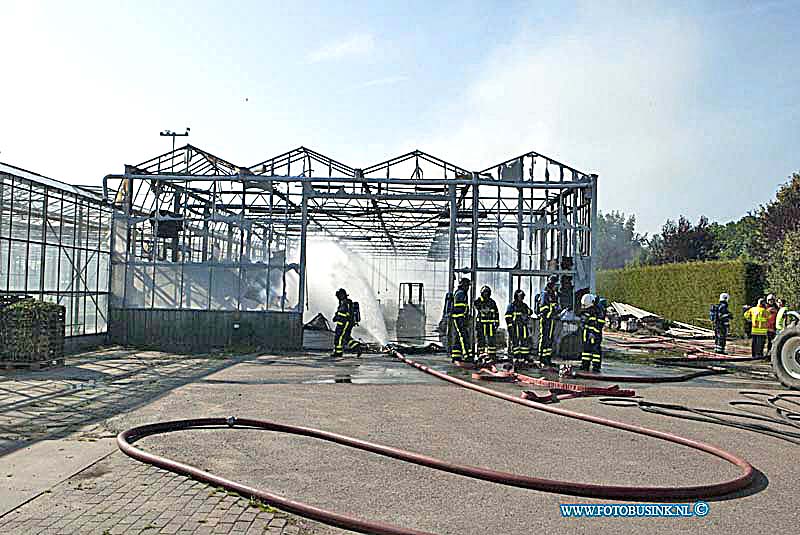 11062703.jpg - FOTOOPDRACHT:Heineoord:27-06-2011:Brand in kassencomplex - geen gewondenHEINENOORD - Bij een tuinbouwbedrijf aan het Oosteinde heeft op maandagmiddag- en avond 27 juni een grote brand gewoed. Er vielen geen gewonden. Om 17.45 uur werd de brand doorgegeven aan de meldkamer waarna er direct met groot materieel werd uitgerukt. Diverse omliggende wegen werden afgezet om de hulpdiensten de ruimte te geven en publiek op afstand te houden. Vermoedelijk ontstond de brand toen gebruik werd gemaakt van een slijptol waarvan vonken afkwamen. De loods met een aantal landbouwvoertuigen is verloren gegaan, de rest van het kassencomplex bleef gespaard. Om 18.20 uur kon het sein brandmeester worden gegeven. Deze digitale foto blijft eigendom van FOTOPERSBURO BUSINK. Wij hanteren de voorwaarden van het N.V.F. en N.V.J. Gebruik van deze foto impliceert dat u bekend bent  en akkoord gaat met deze voorwaarden bij publicatie.EB/ETIENNE BUSINK