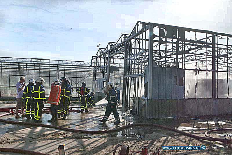 11062704.jpg - FOTOOPDRACHT:Heineoord:27-06-2011:Brand in kassencomplex - geen gewondenHEINENOORD - Bij een tuinbouwbedrijf aan het Oosteinde heeft op maandagmiddag- en avond 27 juni een grote brand gewoed. Er vielen geen gewonden. Om 17.45 uur werd de brand doorgegeven aan de meldkamer waarna er direct met groot materieel werd uitgerukt. Diverse omliggende wegen werden afgezet om de hulpdiensten de ruimte te geven en publiek op afstand te houden. Vermoedelijk ontstond de brand toen gebruik werd gemaakt van een slijptol waarvan vonken afkwamen. De loods met een aantal landbouwvoertuigen is verloren gegaan, de rest van het kassencomplex bleef gespaard. Om 18.20 uur kon het sein brandmeester worden gegeven. Deze digitale foto blijft eigendom van FOTOPERSBURO BUSINK. Wij hanteren de voorwaarden van het N.V.F. en N.V.J. Gebruik van deze foto impliceert dat u bekend bent  en akkoord gaat met deze voorwaarden bij publicatie.EB/ETIENNE BUSINK