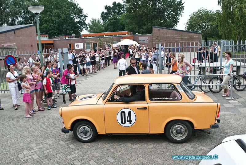 11062801.jpg - FOTOOPDRACHT:Dordrecht:28-06-2011:Dordrecht Afscheidsavond Groep 8 Het Kristal.Een ander afscheid dan anders. Groep 8 van basisschool Het Kristal heeft dit jaar als afscheid een film gemaakt. Hierin speelden zowel de kinderen als de leerkrachten van groep 8. Dinsdagavond was de première van de film Veerkr8. Dankzij de Trabantjes konden ze als filmsterren ontvangen worden. Het was zoals een ieder graag wilt, een fantastische afscheidavond. Groetjes Sonja PinksterDeze digitale foto blijft eigendom van FOTOPERSBURO BUSINK. Wij hanteren de voorwaarden van het N.V.F. en N.V.J. Gebruik van deze foto impliceert dat u bekend bent  en akkoord gaat met deze voorwaarden bij publicatie.EB/ETIENNE BUSINK