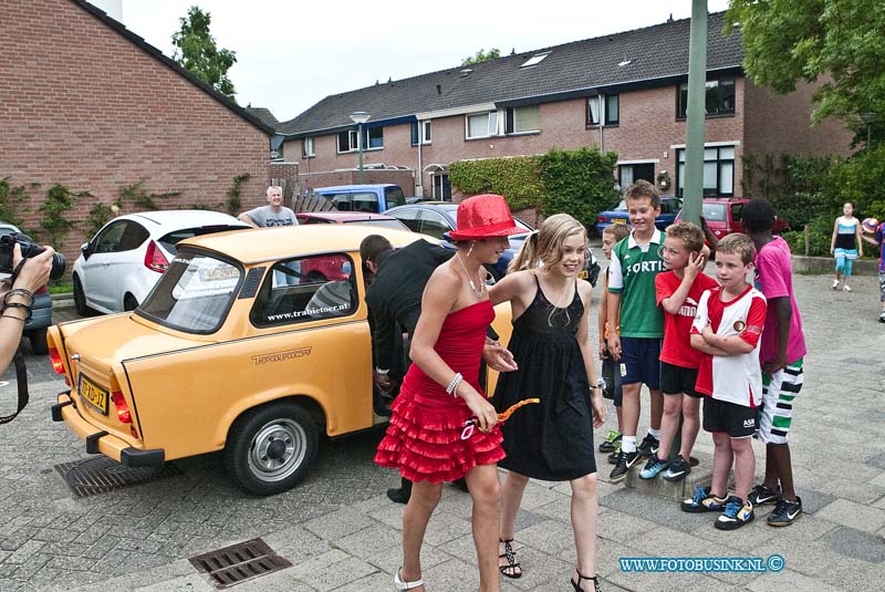 11062802.jpg - FOTOOPDRACHT:Dordrecht:28-06-2011:Dordrecht Afscheidsavond Groep 8 Het Kristal.Een ander afscheid dan anders. Groep 8 van basisschool Het Kristal heeft dit jaar als afscheid een film gemaakt. Hierin speelden zowel de kinderen als de leerkrachten van groep 8. Dinsdagavond was de première van de film Veerkr8. Dankzij de Trabantjes konden ze als filmsterren ontvangen worden. Het was zoals een ieder graag wilt, een fantastische afscheidavond. Groetjes Sonja PinksterDeze digitale foto blijft eigendom van FOTOPERSBURO BUSINK. Wij hanteren de voorwaarden van het N.V.F. en N.V.J. Gebruik van deze foto impliceert dat u bekend bent  en akkoord gaat met deze voorwaarden bij publicatie.EB/ETIENNE BUSINK