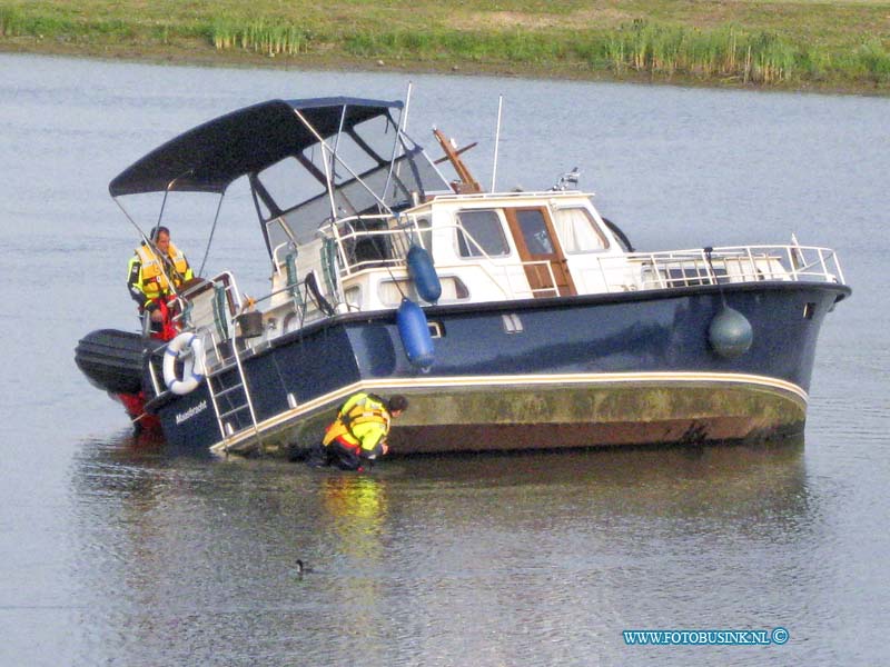 11071108.jpg - FOTOOPDRACHT:Dordrecht:11-07-2011:Vaartuig aan de grond gelopen Wantij, de reddings brigade heeft het schip geprobeert lods te trekken, maar tot laat in de avond was dit niet gelukt.Deze digitale foto blijft eigendom van FOTOPERSBURO BUSINK. Wij hanteren de voorwaarden van het N.V.F. en N.V.J. Gebruik van deze foto impliceert dat u bekend bent  en akkoord gaat met deze voorwaarden bij publicatie.EB/ETIENNE BUSINK