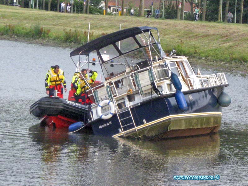 11071109.jpg - FOTOOPDRACHT:Dordrecht:11-07-2011:Vaartuig aan de grond gelopen Wantij, de reddings brigade heeft het schip geprobeert lods te trekken, maar tot laat in de avond was dit niet gelukt.Deze digitale foto blijft eigendom van FOTOPERSBURO BUSINK. Wij hanteren de voorwaarden van het N.V.F. en N.V.J. Gebruik van deze foto impliceert dat u bekend bent  en akkoord gaat met deze voorwaarden bij publicatie.EB/ETIENNE BUSINK