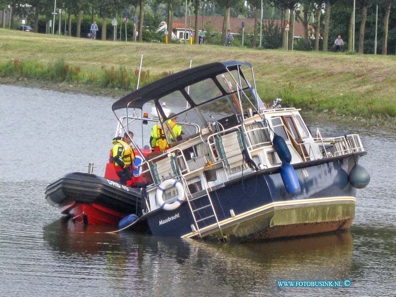 11071110.jpg - FOTOOPDRACHT:Dordrecht:11-07-2011:Vaartuig aan de grond gelopen Wantij, de reddings brigade heeft het schip geprobeert lods te trekken, maar tot laat in de avond was dit niet gelukt.Deze digitale foto blijft eigendom van FOTOPERSBURO BUSINK. Wij hanteren de voorwaarden van het N.V.F. en N.V.J. Gebruik van deze foto impliceert dat u bekend bent  en akkoord gaat met deze voorwaarden bij publicatie.EB/ETIENNE BUSINK