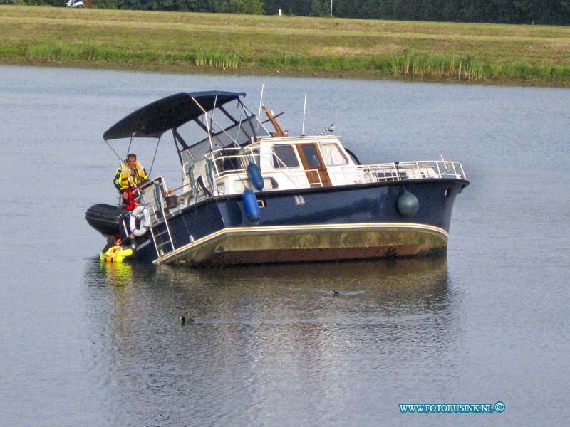 11071111.jpg - FOTOOPDRACHT:Dordrecht:11-07-2011:Vaartuig aan de grond gelopen Wantij, de reddings brigade heeft het schip geprobeert lods te trekken, maar tot laat in de avond was dit niet gelukt.Deze digitale foto blijft eigendom van FOTOPERSBURO BUSINK. Wij hanteren de voorwaarden van het N.V.F. en N.V.J. Gebruik van deze foto impliceert dat u bekend bent  en akkoord gaat met deze voorwaarden bij publicatie.EB/ETIENNE BUSINK