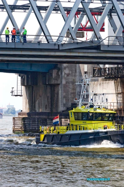 11071201.jpg - FOTOOPDRACHT::2011:Dordrecht Een schip heeft rond 13.00 uur vanmiddag tegen de spoorburg over de oudemaas Dordrecht - Zwijndrecht gevaren er ontstond grote schade aan het brug deel, waardoor het trein verkeer beperkt gebruik kon maken van de spoorburg tussen Dordrecht en Rotterdam.Deze digitale foto blijft eigendom van FOTOPERSBURO BUSINK. Wij hanteren de voorwaarden van het N.V.F. en N.V.J. Gebruik van deze foto impliceert dat u bekend bent  en akkoord gaat met deze voorwaarden bij publicatie.EB/ETIENNE BUSINK