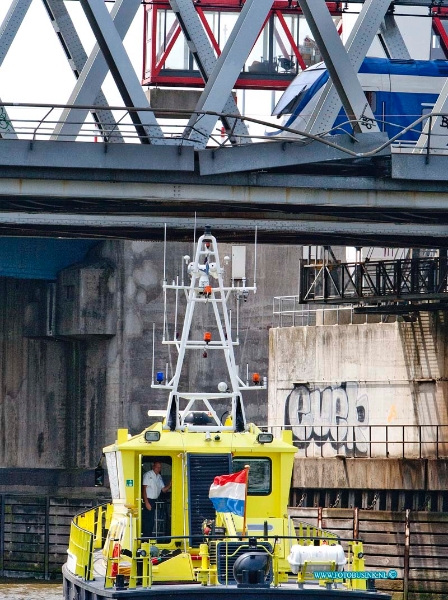 11071203.jpg - FOTOOPDRACHT::2011:Dordrecht Een schip heeft rond 13.00 uur vanmiddag tegen de spoorburg over de oudemaas Dordrecht - Zwijndrecht gevaren er ontstond grote schade aan het brug deel, waardoor het trein verkeer beperkt gebruik kon maken van de spoorburg tussen Dordrecht en Rotterdam.Deze digitale foto blijft eigendom van FOTOPERSBURO BUSINK. Wij hanteren de voorwaarden van het N.V.F. en N.V.J. Gebruik van deze foto impliceert dat u bekend bent  en akkoord gaat met deze voorwaarden bij publicatie.EB/ETIENNE BUSINK