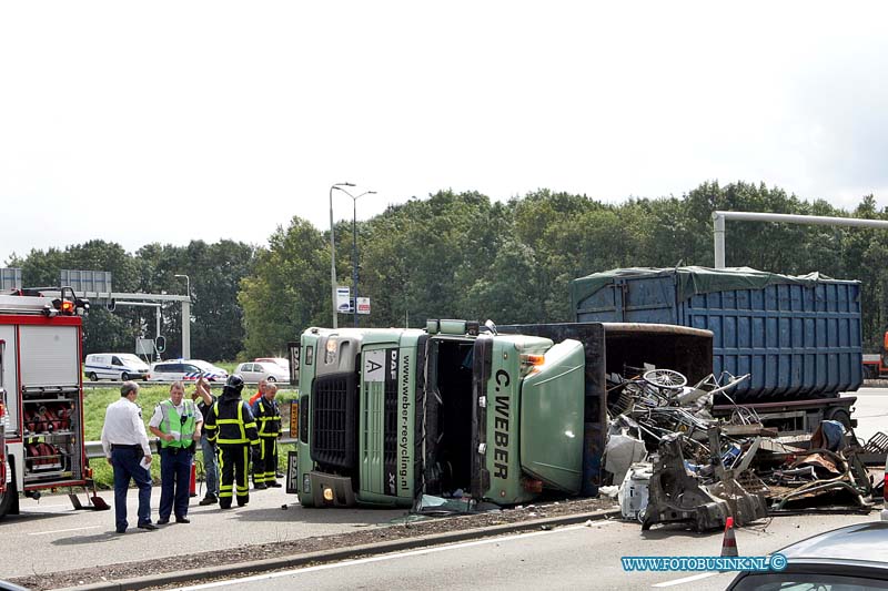 11081201.jpg - FOTOOPDRACHT:Dordrecht:12-08-2011:ORDRECHT - Vrijdagmiddag 12 augustus is op de kruising tussen de N217 en de Rijksstraatweg een vrachtwagen gekanteld. De vrachtwagen met aanhanger reed vanaf N217 de Rijksstraatweg op, toen het in de bocht misging. Terwijl de aanhanger overeind bleef, kantelde de vrachtwagen en belandde de lading, die uit schroot bestond, op het wegdek. Een deel van de lading kwam daarbij op de auto van een andere weggebruiker terecht, die vanaf de Rijksstraatweg de N217 op wilde rijden. De bestuurder van deze auto, een 58-jarige man uit Nieuw-Lekkerland, bleef ongedeerd. Zijn auto raakte zwaar beschadigd. De bestuurder van de vrachtwagen, een 46-jarige man uit Lichtenvoorde, raakte als gevolg van het ongeval licht gewond. Hij is per ambulance ter controle naar het ziekenhuis gebracht. Als gevolg van het ongeval en de opruimwerkzaamheden is de rijbaan N217 in de richting Rijksstraatweg sinds enkele uren afgesloten voor verkeer. De oorzaak van het ongeval is nog onbekend. Medewerkers van de Regionale Verkeersondersteuning van de Politie Zuid-Holland-Zuid hebben een (sporen)onderzoek ingesteldDeze digitale foto blijft eigendom van FOTOPERSBURO BUSINK. Wij hanteren de voorwaarden van het N.V.F. en N.V.J. Gebruik van deze foto impliceert dat u bekend bent  en akkoord gaat met deze voorwaarden bij publicatie.EB/ETIENNE BUSINK