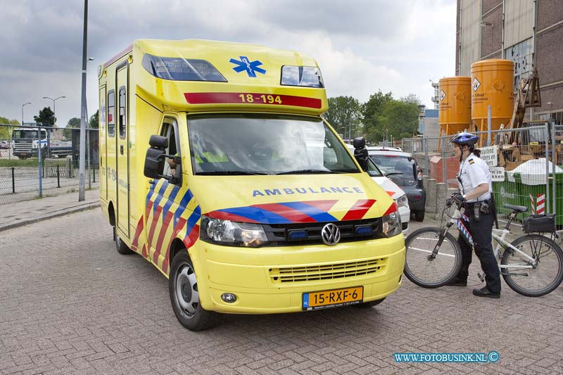 11081701.jpg - FOTOOPDRACHT:Dordrecht:17-08-2011:Bij de eerste uitruk van deze nieuwe ambulance naar een man die van grote hoogte zou zijn gevallen bij de restaurtie van het energiehuis aan de lijnbaan 48 te Dordrecht.(melding bleek loos te zijn)Deze digitale foto blijft eigendom van FOTOPERSBURO BUSINK. Wij hanteren de voorwaarden van het N.V.F. en N.V.J. Gebruik van deze foto impliceert dat u bekend bent  en akkoord gaat met deze voorwaarden bij publicatie.EB/ETIENNE BUSINK