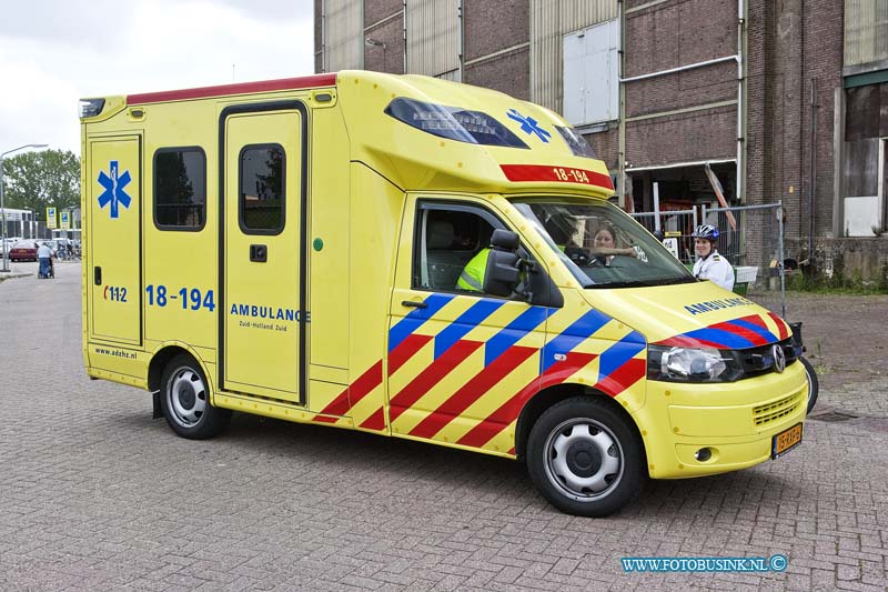 11081702.jpg - FOTOOPDRACHT:Dordrecht:17-08-2011:Bij de eerste uitruk van deze nieuwe ambulance naar een man die van grote hoogte zou zijn gevallen bij de restaurtie van het energiehuis aan de lijnbaan 48 te Dordrecht.(melding bleek loos te zijn)Deze digitale foto blijft eigendom van FOTOPERSBURO BUSINK. Wij hanteren de voorwaarden van het N.V.F. en N.V.J. Gebruik van deze foto impliceert dat u bekend bent  en akkoord gaat met deze voorwaarden bij publicatie.EB/ETIENNE BUSINK