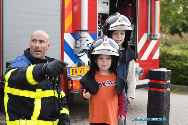 11081801.jpg - FOTOOPDRACHT:Sliedrecht:18-08-2011:Brand van niks maar wel leuke foto Sliedrecht bij een middelbrand in zwembad de lockhorst bleek de brand eigenlijk niets in te houden als wat rook ontwikkeling bij 1 van de sauns, buiten was het wel een leuk foto monment de jongens Rubben en Maarten Weijer mochten voor even brandweerman samen zijn met brandweerman peter met een echte brandweerhelm op om van de schrik te bekomen bij het verlaten van het zwembad ivm de brandmelding.Deze digitale foto blijft eigendom van FOTOPERSBURO BUSINK. Wij hanteren de voorwaarden van het N.V.F. en N.V.J. Gebruik van deze foto impliceert dat u bekend bent  en akkoord gaat met deze voorwaarden bij publicatie.EB/ETIENNE BUSINK