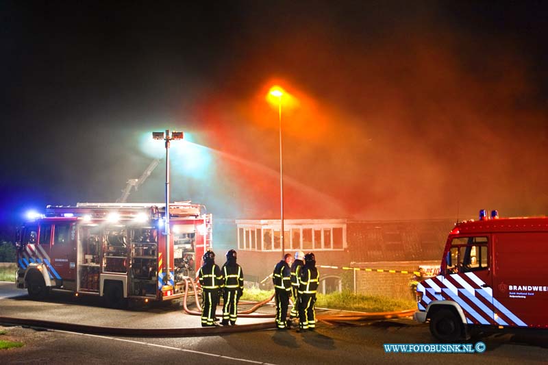 11082701.jpg - FOTOOPDRACHT:Streefkerk:27-08-2011:Bij een korte uitslaande brand aan de Dorpstraat is een leeg staand pand verwoest. Er hebben zich geen persoonlijke ongelukken voor gedaan.De brand was snel; onder controle mogelijk is er wel asbest vrijgekomen tijdens de brand, en deel van het pand had al eerder in brand gestaan.Deze digitale foto blijft eigendom van FOTOPERSBURO BUSINK. Wij hanteren de voorwaarden van het N.V.F. en N.V.J. Gebruik van deze foto impliceert dat u bekend bent  en akkoord gaat met deze voorwaarden bij publicatie.EB/ETIENNE BUSINK