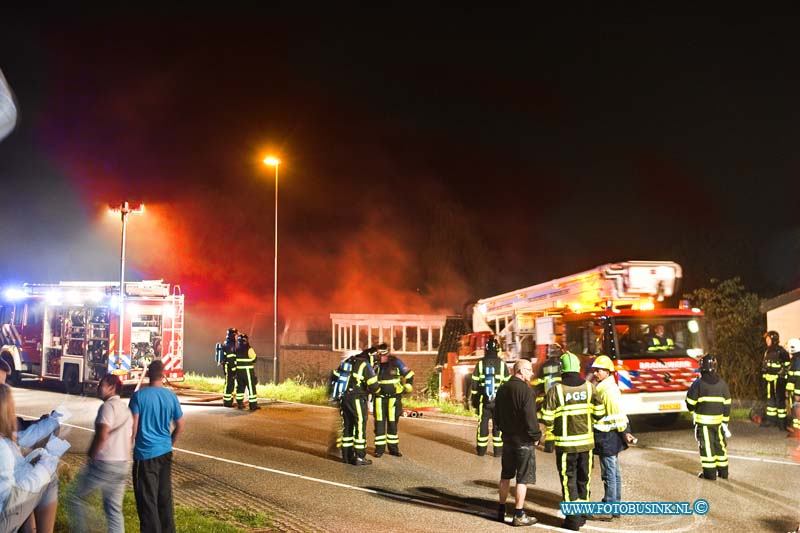 11082702.jpg - FOTOOPDRACHT:Streefkerk:27-08-2011:Bij een korte uitslaande brand aan de Dorpstraat is een leeg staand pand verwoest. Er hebben zich geen persoonlijke ongelukken voor gedaan.De brand was snel; onder controle mogelijk is er wel asbest vrijgekomen tijdens de brand, en deel van het pand had al eerder in brand gestaan.Deze digitale foto blijft eigendom van FOTOPERSBURO BUSINK. Wij hanteren de voorwaarden van het N.V.F. en N.V.J. Gebruik van deze foto impliceert dat u bekend bent  en akkoord gaat met deze voorwaarden bij publicatie.EB/ETIENNE BUSINK