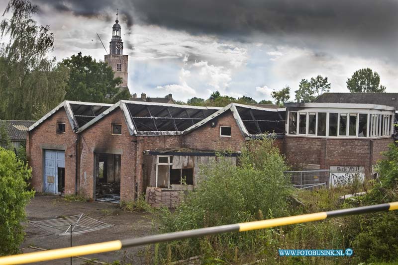 11082801.jpg - FOTOOPDRACHT:Streekerk:28-08-2011:Een dag na de korte uitslaande brand aan de dorpsweg in een leeg staand pand.Deze digitale foto blijft eigendom van FOTOPERSBURO BUSINK. Wij hanteren de voorwaarden van het N.V.F. en N.V.J. Gebruik van deze foto impliceert dat u bekend bent  en akkoord gaat met deze voorwaarden bij publicatie.EB/ETIENNE BUSINK