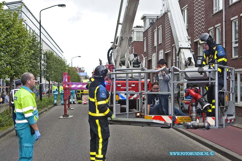 11091701.jpg - FOTOOPDRACHT:Dordrecht:17-09-2011:Bij een middelbrand aan de Noordendijk 78 te Dordrecht moest een moeder en haar jonge zoontje gered worden door de hoogwerker van de brandweer. het ambualance personeel bekeek het gezin op verwondigen.De noordendijk was enkele tijd afgesloten voor het verkeer.Deze digitale foto blijft eigendom van FOTOPERSBURO BUSINK. Wij hanteren de voorwaarden van het N.V.F. en N.V.J. Gebruik van deze foto impliceert dat u bekend bent  en akkoord gaat met deze voorwaarden bij publicatie.EB/ETIENNE BUSINK