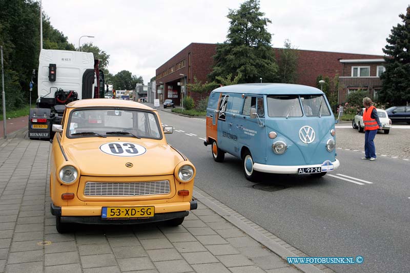 11091703.jpg - FOTOOPDRACHT:Zwijndrecht:17-09-2011:ROTARY RALLY 2011De Rotary Rally werd voor de 8e keer verreden worden en wel op afgelopen zaterdag 18. De rit gewerd reden in Noord Brabant op het grondgebied van de gemeenten Drimmelen en Moerdijk. Zoals gebruikelijk gaat de opbrengst van de Rotary Rally naar een goed doel. Dit jaar is dat de Lunenhof Zwijndrecht, een ontmoetingscentrum voor mensen met een verstandelijke en/of lichamelijke beperking in de regio Zwijndrecht (www.lunenhof.nl). De Rally starte vanaf 12.00 uur bij Autobedrijven Martin de Haan BV, Dirck Uytenboogaertstraat 6 te Zwijndrecht.Er reden zo,n 80 voertigen mee en er werd een berag van 10.00 euro voor de lunnenhof bj elkaar gesponsort.Deze digitale foto blijft eigendom van FOTOPERSBURO BUSINK. Wij hanteren de voorwaarden van het N.V.F. en N.V.J. Gebruik van deze foto impliceert dat u bekend bent  en akkoord gaat met deze voorwaarden bij publicatie.EB/ETIENNE BUSINK