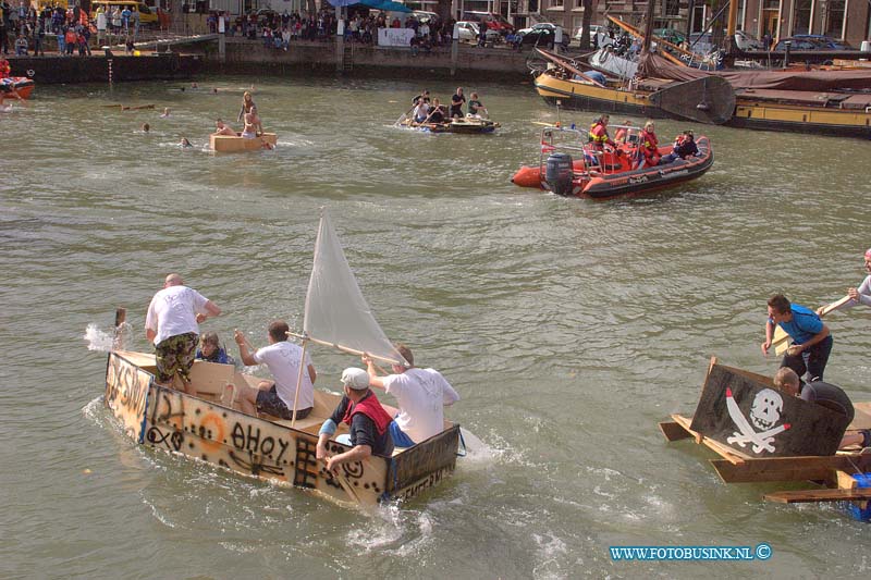 11091802.jpg - FOTOOPDRACHT:Dordrecht:18-09-2011:De Dirty Boat Building Race vindt plaats in de Wolwevershaven in Dordrecht met een race van zelfgemaakte vlotten.Het finale onderdeel waarbij alles is toegestaan, zolang de boot de finish maar niet haalt.Deze digitale foto blijft eigendom van FOTOPERSBURO BUSINK. Wij hanteren de voorwaarden van het N.V.F. en N.V.J. Gebruik van deze foto impliceert dat u bekend bent  en akkoord gaat met deze voorwaarden bij publicatie.EB/ETIENNE BUSINK