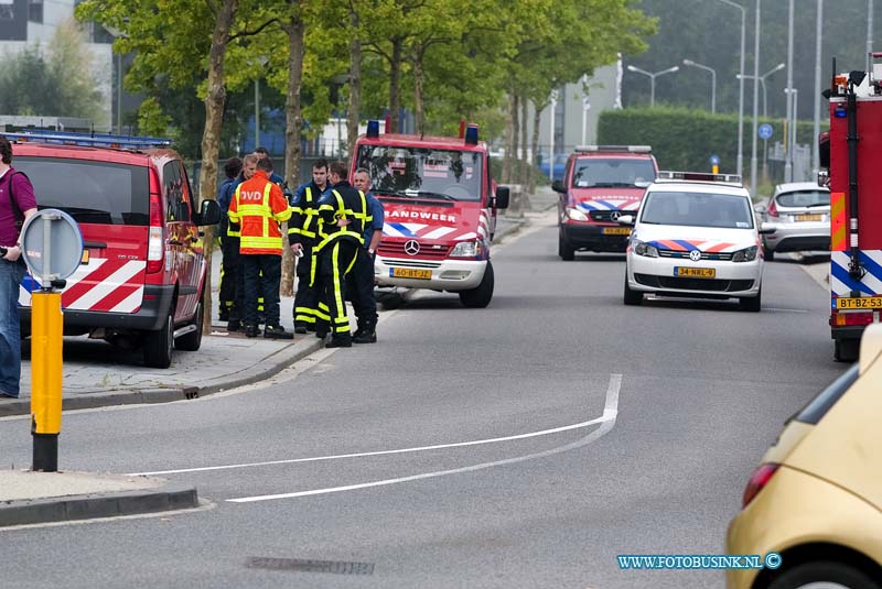 11092302.jpg - FOTOOPDRACHT:Dordrecht:23-09-2011:Bij Flanderijn en Wijnhold Gerechtsdeurwaarders B.V. aan de Amnesty Internationalweg 3 3318 AZ Dordrecht, kwam van morgen een verdachte melding binnen van een poederbrief deze werd onderschept bij een het incassobureau. Op vrijdagochtend rond half negen een poederbrief bezorgd. Nadat de brief was ontvangen is direct actie ondernomen. Niemand mag het pand voorlopig in of uit. Bij de politie die ook de brandweer inschakelde het gebouw werd ontruimt en er werd een onder zoek ingesteld, maar niets verdachts gevonden.Deze digitale foto blijft eigendom van FOTOPERSBURO BUSINK. Wij hanteren de voorwaarden van het N.V.F. en N.V.J. Gebruik van deze foto impliceert dat u bekend bent  en akkoord gaat met deze voorwaarden bij publicatie.EB/ETIENNE BUSINK