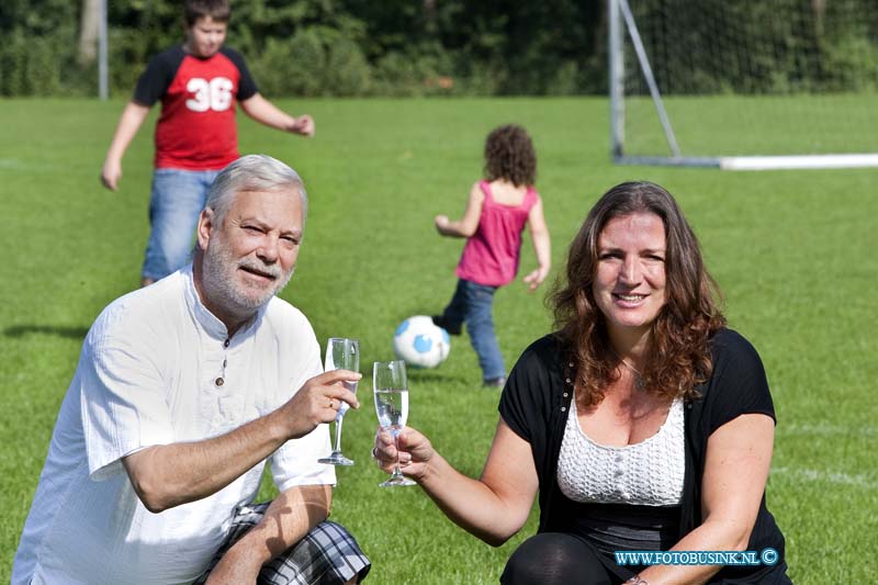 11092401.jpg - FOTOOPDRACHT:Dordrecht:24-09-2011:Samenwerking tussen Sportclub Amstelwijck Laan van Londen 1320 3317 DA Dordrecht 078-6186424 Wim Scharlo Unive en Mevr Margie van Essen van Wereldkids BVDeze digitale foto blijft eigendom van FOTOPERSBURO BUSINK. Wij hanteren de voorwaarden van het N.V.F. en N.V.J. Gebruik van deze foto impliceert dat u bekend bent  en akkoord gaat met deze voorwaarden bij publicatie.EB/ETIENNE BUSINK