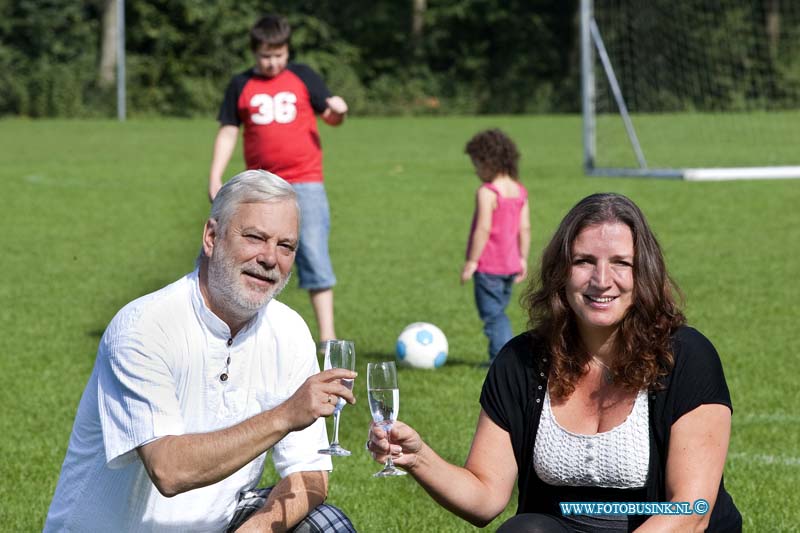 11092402.jpg - FOTOOPDRACHT:Dordrecht:24-09-2011:Samenwerking tussen Sportclub Amstelwijck Laan van Londen 1320 3317 DA Dordrecht 078-6186424 Wim Scharlo Unive en Mevr Margie van Essen van Wereldkids BVDeze digitale foto blijft eigendom van FOTOPERSBURO BUSINK. Wij hanteren de voorwaarden van het N.V.F. en N.V.J. Gebruik van deze foto impliceert dat u bekend bent  en akkoord gaat met deze voorwaarden bij publicatie.EB/ETIENNE BUSINK