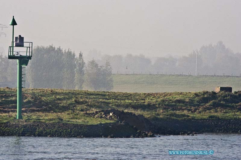 11100202.jpg - FOTOOPDRACHT:Alblasserdam-Zwijndrecht:02-10-2011:Foto: De plaats al waar het schip de wal op voer.Het Tankerschip de Youri is heden oavhtend in dichte mist op de wal gevragen op de noord ter hoogte van Alblasserdam. De Brandweer, Reddingsbirgade en Waterpolitie en Rijkswaterstaat kwamen met veel mensen in actie,dit bleek achter af niet nodig omdat de schade gelukkig reuze mee viel, het schip is zelf naar het noordpark in Zwijndrecht gevaren en voor wal gegaan.Deze digitale foto blijft eigendom van FOTOPERSBURO BUSINK. Wij hanteren de voorwaarden van het N.V.F. en N.V.J. Gebruik van deze foto impliceert dat u bekend bent  en akkoord gaat met deze voorwaarden bij publicatie.EB/ETIENNE BUSINK