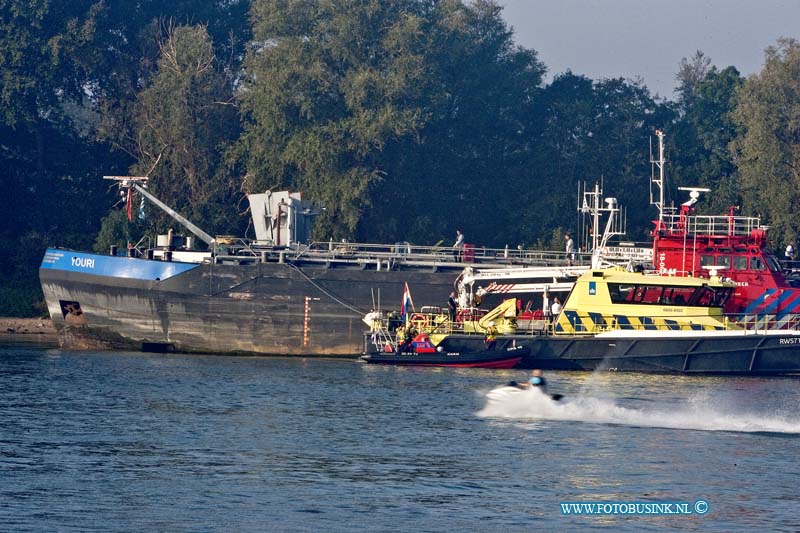 11100204.jpg - FOTOOPDRACHT:Alblasserdam-Zwijndrecht:02-10-2011:Het Tankerschip de Youri is heden oavhtend in dichte mist op de wal gevragen op de noord ter hoogte van Alblasserdam. De Brandweer, Reddingsbirgade en Waterpolitie en Rijkswaterstaat kwamen met veel mensen in actie,dit bleek achter af niet nodig omdat de schade gelukkig reuze mee viel, het schip is zelf naar het noordpark in Zwijndrecht gevaren en voor wal gegaan.Deze digitale foto blijft eigendom van FOTOPERSBURO BUSINK. Wij hanteren de voorwaarden van het N.V.F. en N.V.J. Gebruik van deze foto impliceert dat u bekend bent  en akkoord gaat met deze voorwaarden bij publicatie.EB/ETIENNE BUSINK