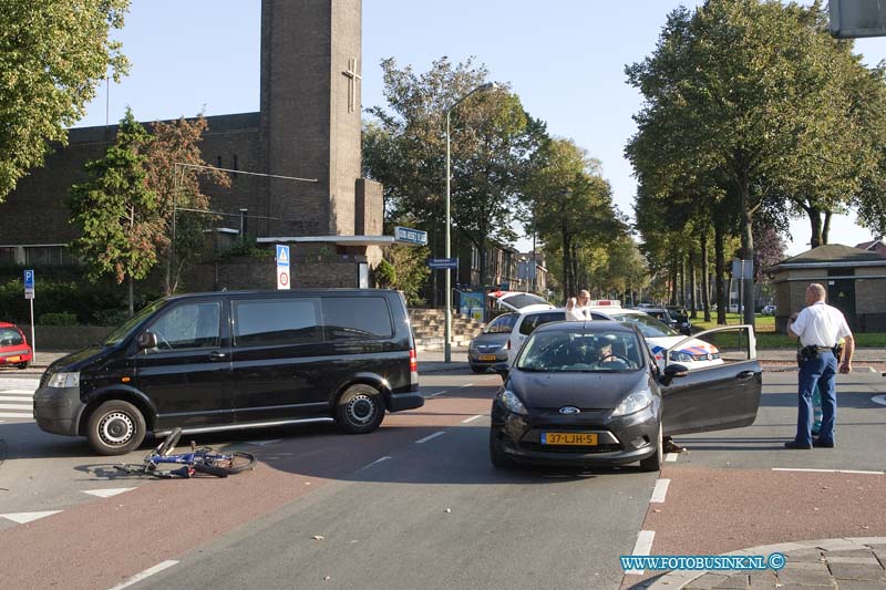 11100205.jpg - FOTOOPDRACHT:Dordrecht:02-10-2011:Aanrijding Auto-Fietser vrouwersdijk-Bosboom Tousianstraat, hierbij raakt een jongentje op zijn fiets gewond en werd per ambulance weg vervoert, de personen auto raakt beschadig.Deze digitale foto blijft eigendom van FOTOPERSBURO BUSINK. Wij hanteren de voorwaarden van het N.V.F. en N.V.J. Gebruik van deze foto impliceert dat u bekend bent  en akkoord gaat met deze voorwaarden bij publicatie.EB/ETIENNE BUSINK