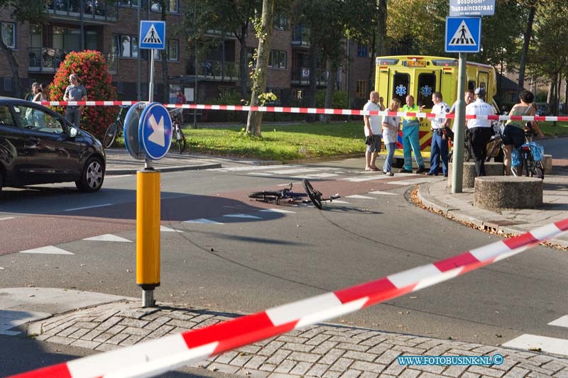 11100206.jpg - FOTOOPDRACHT:Dordrecht:02-10-2011:Aanrijding Auto-Fietser vrouwersdijk-Bosboom Tousianstraat, hierbij raakt een jongentje op zijn fiets gewond en werd per ambulance weg vervoert, de personen auto raakt beschadig.Deze digitale foto blijft eigendom van FOTOPERSBURO BUSINK. Wij hanteren de voorwaarden van het N.V.F. en N.V.J. Gebruik van deze foto impliceert dat u bekend bent  en akkoord gaat met deze voorwaarden bij publicatie.EB/ETIENNE BUSINK