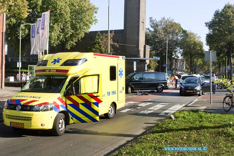 11100207.jpg - FOTOOPDRACHT:Dordrecht:02-10-2011:Aanrijding Auto-Fietser vrouwersdijk-Bosboom Tousianstraat, hierbij raakt een jongentje op zijn fiets gewond en werd per ambulance weg vervoert, de personen auto raakt beschadig.Deze digitale foto blijft eigendom van FOTOPERSBURO BUSINK. Wij hanteren de voorwaarden van het N.V.F. en N.V.J. Gebruik van deze foto impliceert dat u bekend bent  en akkoord gaat met deze voorwaarden bij publicatie.EB/ETIENNE BUSINK