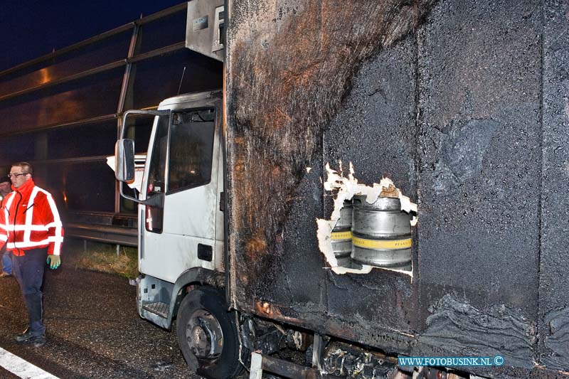 11101003.jpg - FOTOOPDRACHT:Hardinxveld-Giessendam:10-10-2011:De A15 is dicht na een brand in een vrachtwagen met bier geladen., de in brand staan de vrachtwagen stond bij Hardinxveld-Giessendam. De weg is daarom dicht bij Gorinchem in de richting Rotterdam. Op de A15 staat inmiddels een enorme file. Hoe de vrachtwagen in brand kon vliegen, is niet bekend. hett vuur brak waarschijnlijk uit bij één van de achterwielen.Deze digitale foto blijft eigendom van FOTOPERSBURO BUSINK. Wij hanteren de voorwaarden van het N.V.F. en N.V.J. Gebruik van deze foto impliceert dat u bekend bent  en akkoord gaat met deze voorwaarden bij publicatie.EB/ETIENNE BUSINK