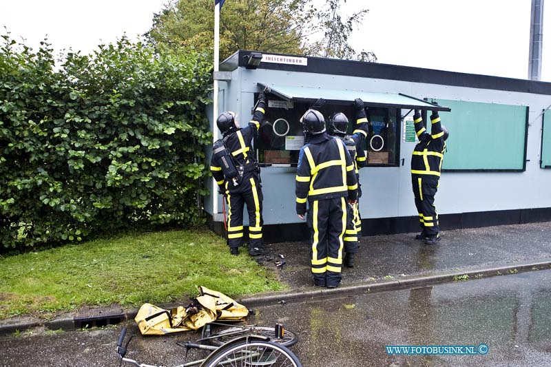 11101201.jpg - FOTOOPDRACHT:Dordrecht:12-10-2011:Reeweg Oost 1 Bij de kassa van FC Dordrecht is vanavond een poging van brandstichting gedaan door dat men een fiets met een kranten tas in brand heeft geprobeerd te steken, het kassa gebouw liep wel schade op de politie kreeg het beginnende vuurtje uit voor dat de Brandweer ter plaatse was.Deze digitale foto blijft eigendom van FOTOPERSBURO BUSINK. Wij hanteren de voorwaarden van het N.V.F. en N.V.J. Gebruik van deze foto impliceert dat u bekend bent  en akkoord gaat met deze voorwaarden bij publicatie.EB/ETIENNE BUSINK