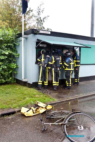 11101202.jpg - FOTOOPDRACHT:Dordrecht:12-10-2011:Reeweg Oost 1 Bij de kassa van FC Dordrecht is vanavond een poging van brandstichting gedaan door dat men een fiets met een kranten tas in brand heeft geprobeerd te steken, het kassa gebouw liep wel schade op de politie kreeg het beginnende vuurtje uit voor dat de Brandweer ter plaatse was.Deze digitale foto blijft eigendom van FOTOPERSBURO BUSINK. Wij hanteren de voorwaarden van het N.V.F. en N.V.J. Gebruik van deze foto impliceert dat u bekend bent  en akkoord gaat met deze voorwaarden bij publicatie.EB/ETIENNE BUSINK