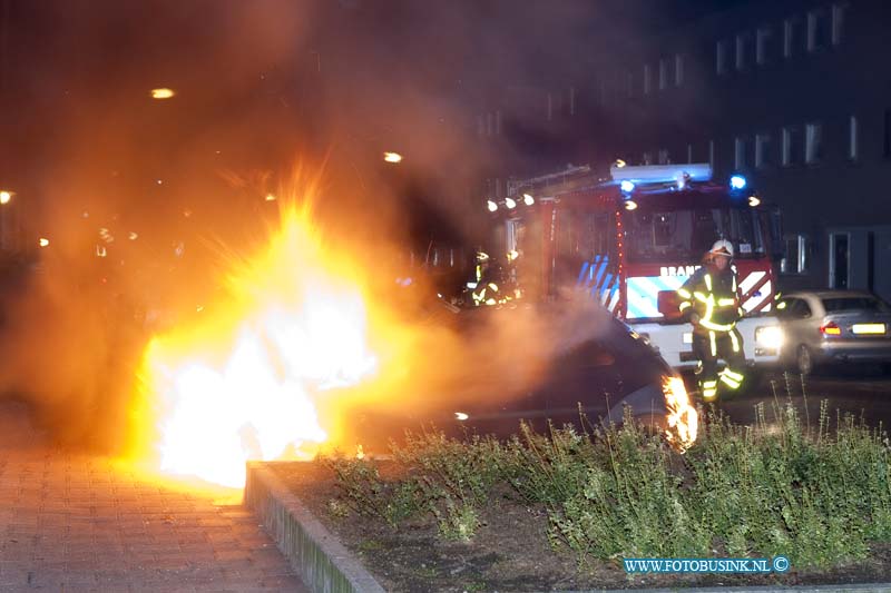 11101501.jpg - FOTOOPDRACHT:Dordrecht :15-10-2011:Auto brand Op de lijnbaan in Dordrecht is van nacht rond 1.30 uur een Ford Ka volledig uitgebrand, de brandweer bluste het voertuig waar niets van over gebleven was. De poltie stelt een onderzoek in na de toedracht van de auto brandDeze digitale foto blijft eigendom van FOTOPERSBURO BUSINK. Wij hanteren de voorwaarden van het N.V.F. en N.V.J. Gebruik van deze foto impliceert dat u bekend bent  en akkoord gaat met deze voorwaarden bij publicatie.EB/ETIENNE BUSINK