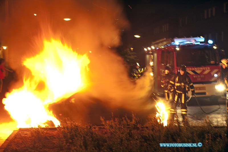 11101502.jpg - FOTOOPDRACHT:Dordrecht :15-10-2011:Auto brand Op de lijnbaan in Dordrecht is van nacht rond 1.30 uur een Ford Ka volledig uitgebrand, de brandweer bluste het voertuig waar niets van over gebleven was. De poltie stelt een onderzoek in na de toedracht van de auto brandDeze digitale foto blijft eigendom van FOTOPERSBURO BUSINK. Wij hanteren de voorwaarden van het N.V.F. en N.V.J. Gebruik van deze foto impliceert dat u bekend bent  en akkoord gaat met deze voorwaarden bij publicatie.EB/ETIENNE BUSINK